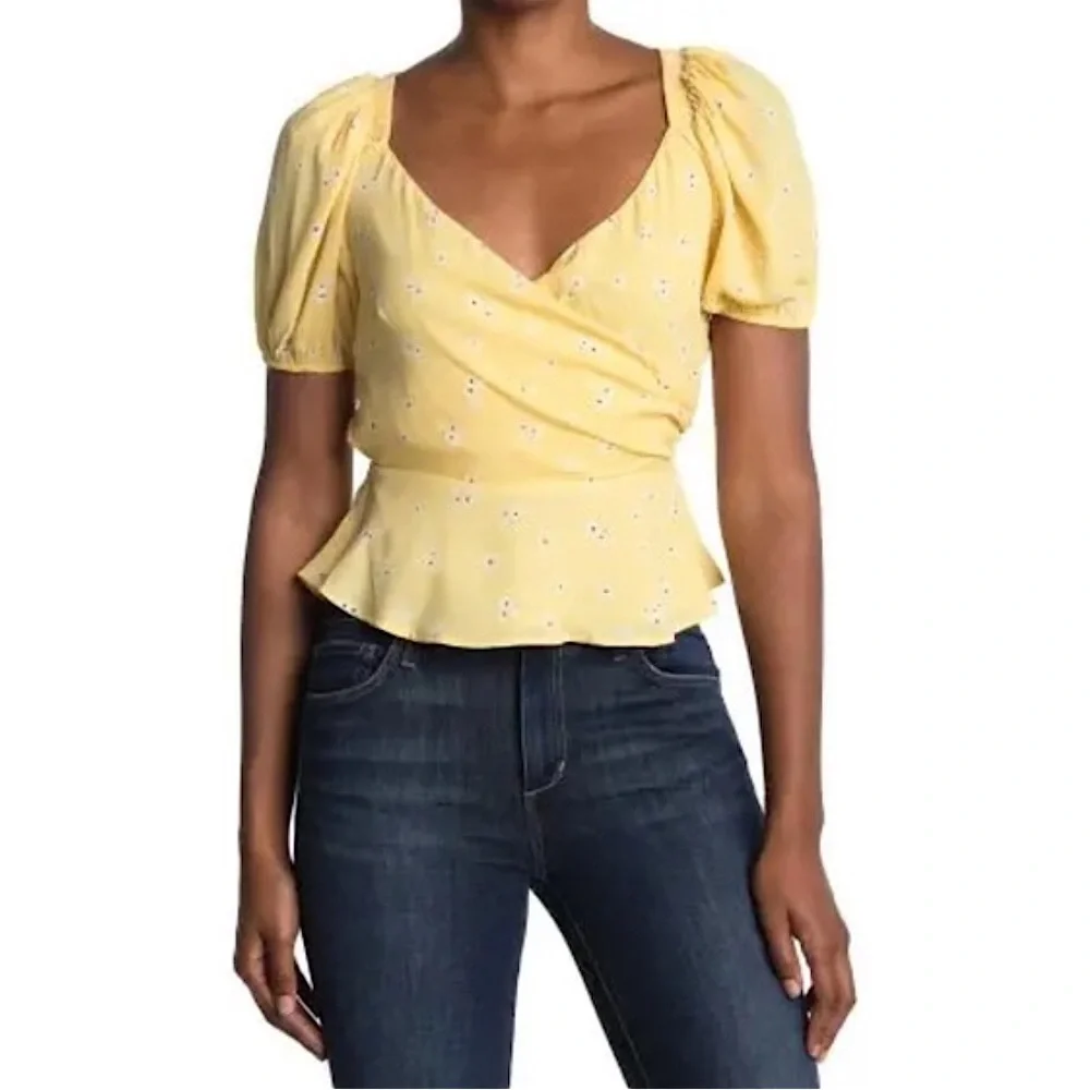 ASTR the label | Women’s Butter Yellow Floral Vneck Ruffle Hem Puff SleeveTop, S